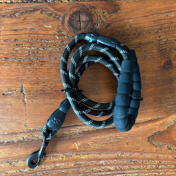 NWT Dog Leash Black and White Padded Handle - Picture 1 of 4